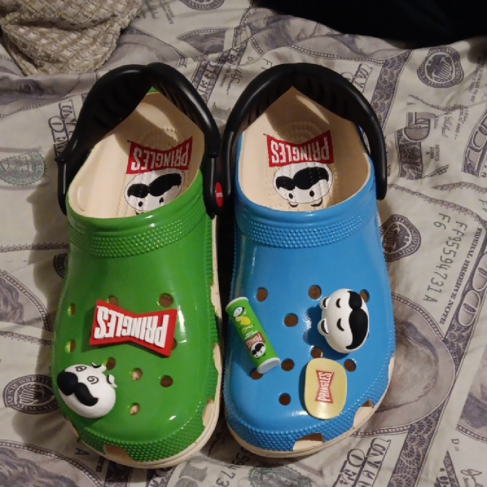 DEAD STOCK LIMITED EDITION  PRINGELS CROCS